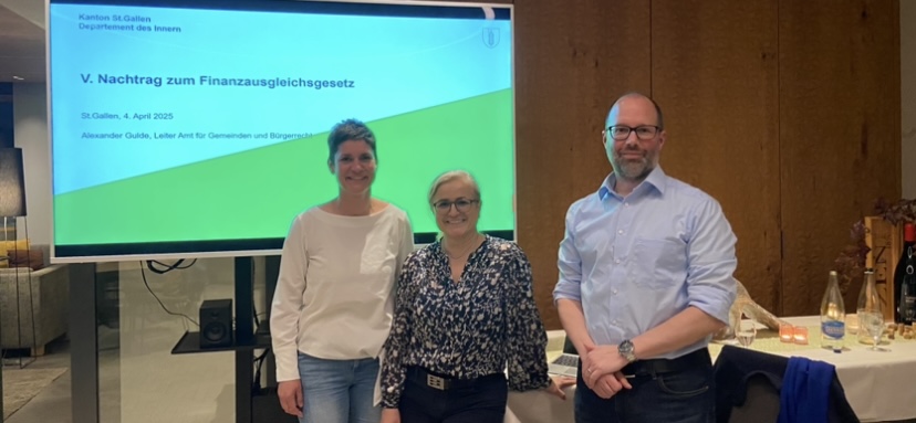 von Links: Esther Rohrer (Präsidentin SP Buchs, Maria Pappa (Stadtpräsidentin St. Gallen), Alexander Gulde (Leiter Amt für Gemeinden)